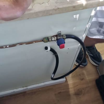 צינור גז עם שסתום במטבח, חלקי גוף נראים