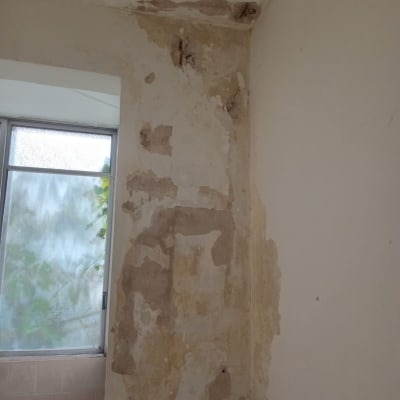 קיר עם קילופי צבע ותיקונים נדרשים