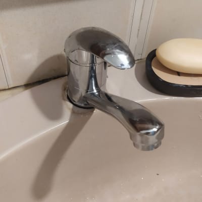 ברז כרום מותקן בכיור עם סבון לידו