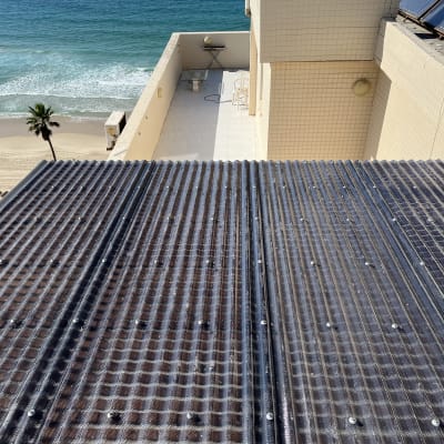 גג מתכת גלי עם ברגים על רקע ים