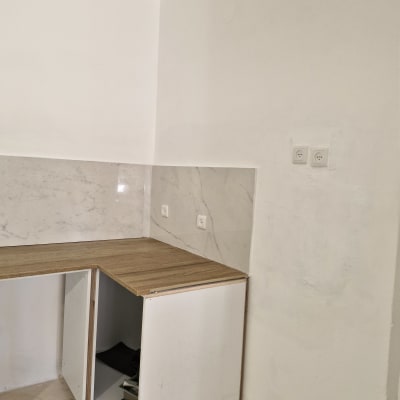 ארונות מטבח פתוחים עם משטח עבודה מעץ