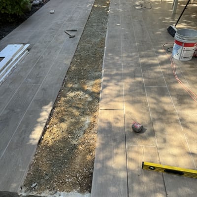 שיפוץ רצפת דק עם כלים וחומרים