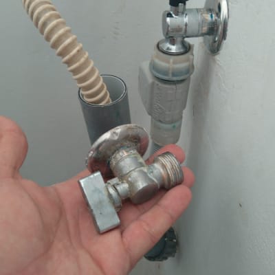 ברז מים מנותק ביד של אינסטלטור