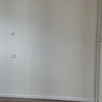 קיר גבס עם שקע חשמל ומתג תאורה