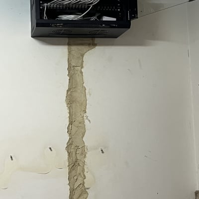 ארון תקשורת עם כבלים מחוברים על קיר