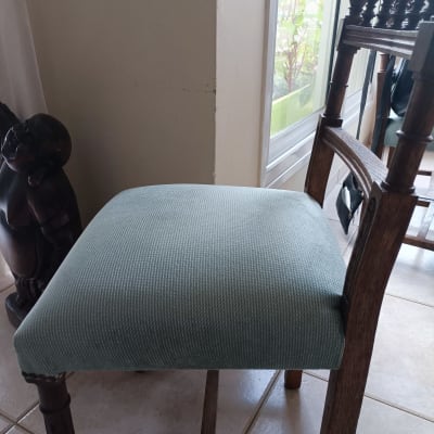 כיסא עץ עם ריפוד ירוק בהיר