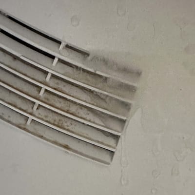 גריל מאוורר מקרר עם סימני חלודה ולחות