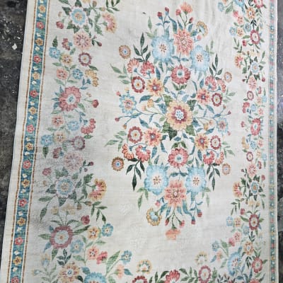 שטיח פרחוני צבעוני על רצפה אפורה