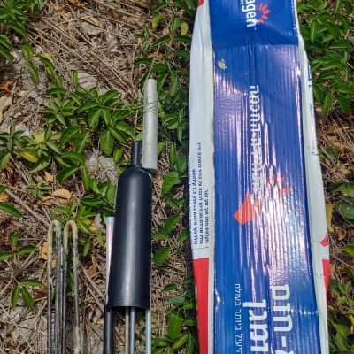 חלקי דוד שמש על הקרקע עם אריזת כרומגן