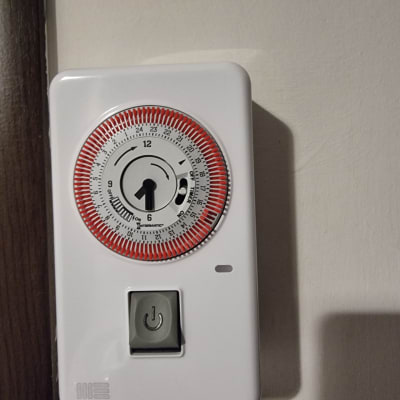 שעון טיימר חשמלי על קיר