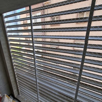 רשת מתכת למניעת כניסת יונים במרפסת