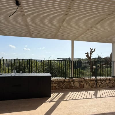 פרגולה אלומיניום עם נוף וגדרות