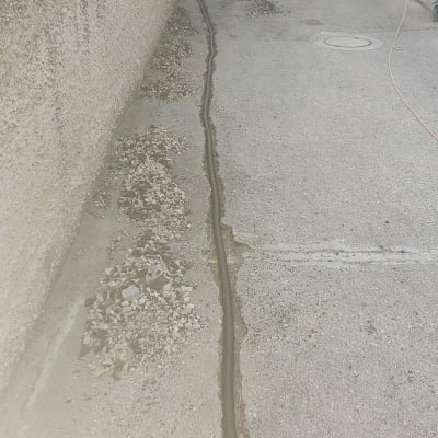 צינור מונח בתעלה על מדרכה