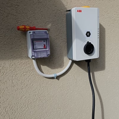 תיבת חשמל עם מפסק וכלי עבודה על הקיר