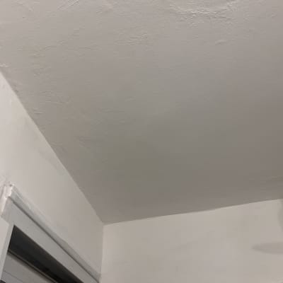 תקרה וקירות צבועים בלבן עם גימור חלק