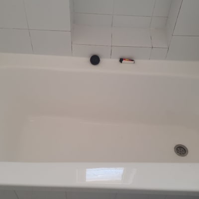 אמבטיה לבנה עם ברז וכיסוי ניקוז