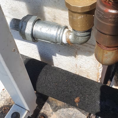 צנרת ומחברים של דוד שמש על גג