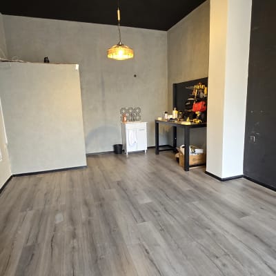 חדר עם כלים לצביעה על שולחן עבודה