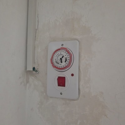 טיימר חשמלי מותקן על קיר