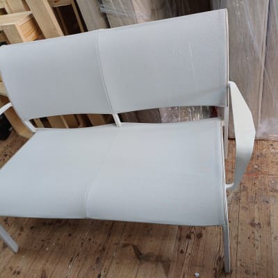 ספה עם ריפוד בד בהיר על רצפת עץ