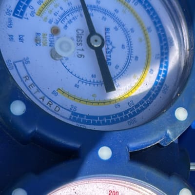 מד לחץ כחול עם מחוגים צבעוניים