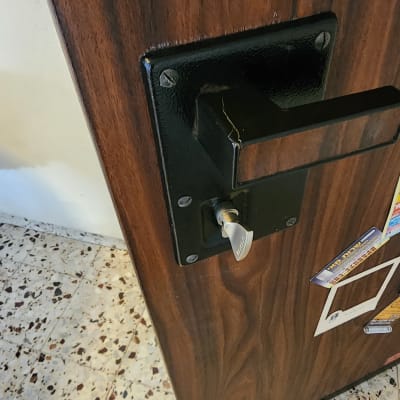 מנעול דלת עם ידית ומפתח תקוע