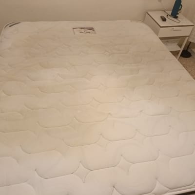 מזרן נקי על רצפה בחדר שינה