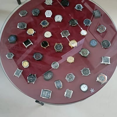 שולחן זכוכית עם שעונים שונים