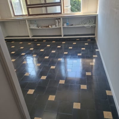 רצפה נקייה ומבריקה עם אריחים שחורים וצהובים