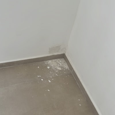 פינה עם קיר מתקלף ורצפה מלוכלכת