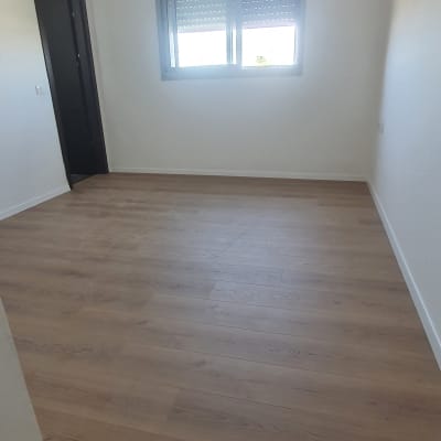 רצפת פרקט עץ בחדר ריק עם חלון