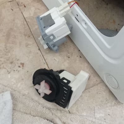 משאבת מים חשמלית מפורקת עם חוטי חשמל