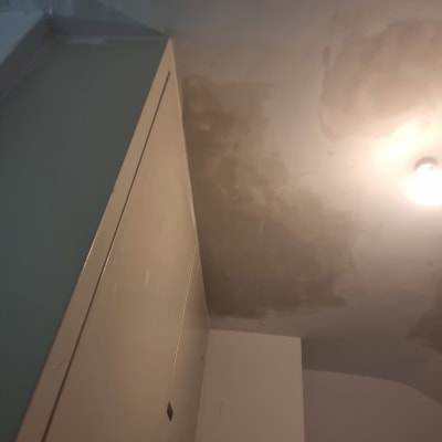 תקרה עם סימני תיקון ושיפוץ