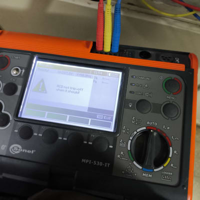 מכשיר בדיקה חשמלי עם מסך ותצוגה דיגיטלית