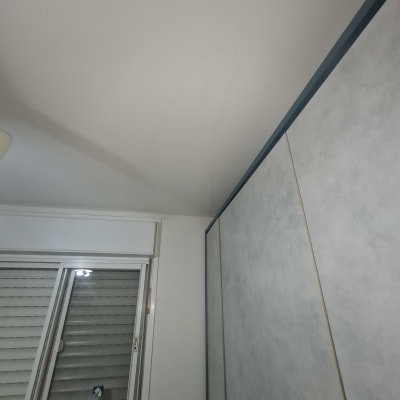 קיר צבוע בלבן עם פינה ותקרה