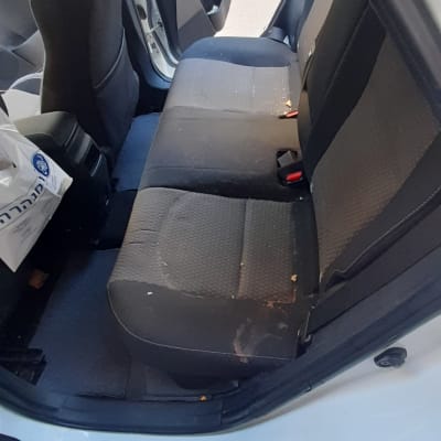 מושב אחורי של רכב עם כתמים ולכלוך