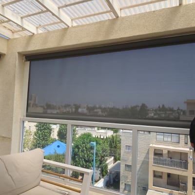 מרפסת עם סוככים ונוף עירוני