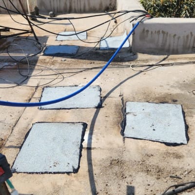 תיקוני איטום על גג עם יריעות ביטומניות