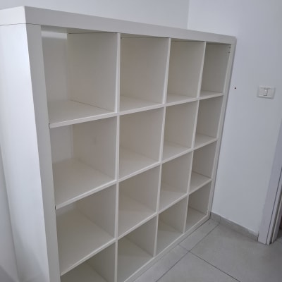 מדף לבן עם תאים ריקים על רצפה אפורה