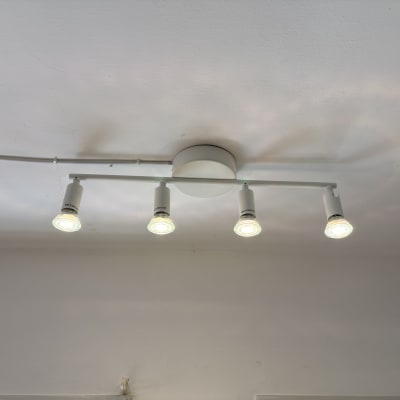 תאורת תקרה עם ארבעה פנסים