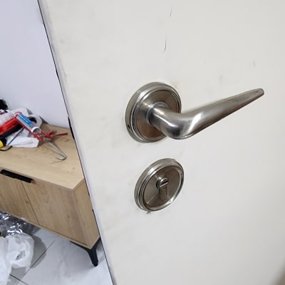 ידית ודלת עם מנעול כסוף