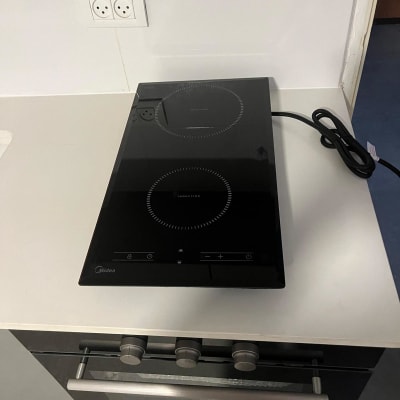 כיריים אינדוקציה על משטח שיש במטבח מודרני