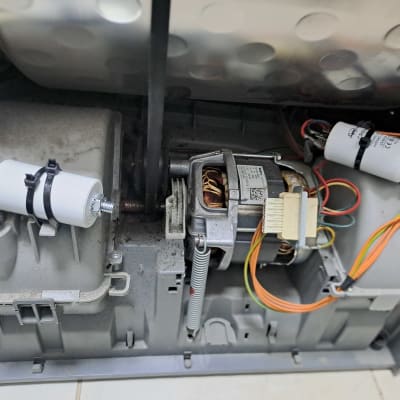 מנוע חשמלי עם חוטים וקבלים במכשיר חשמלי