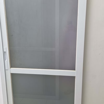 דלת הזזה מזכוכית חלבית עם פרופיל אלומיניום לבן