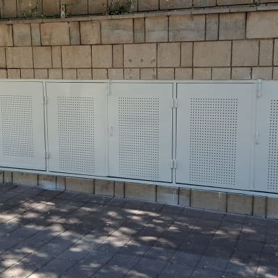 ארון מתכת לבן על קיר אבן בחוץ