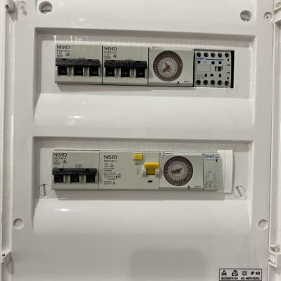 לוח חשמל עם מפסקים ומנגנוני תזמון