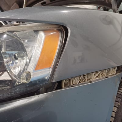 פנס קדמי של רכב עם נזק לפגוש