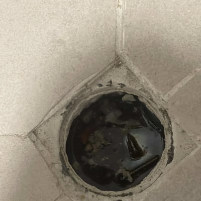 פתח ניקוז עם לכלוך ומים עומדים