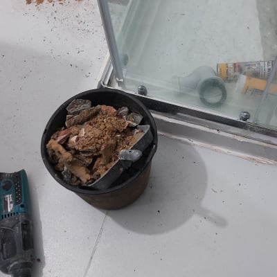 כלי עבודה וחומרים ליד מקלחת בשיפוץ