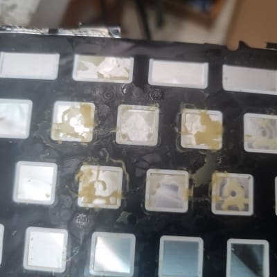 מקלדת מחשב עם נוזל דביק על המקשים